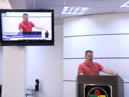 Vereadores de São José focam em educação, tributos e infraestrutura roinoldo na tribuna da câmara com televisor ao lado transmitindo seu discurso