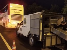 Passageiro reage a assalto e mata dois bandidos em ônibus que ia para Brusque carro do iml parado no acostamento atrás do ônibus da catarinense em foto noturna
