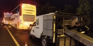 carro do iml parado no acostamento atrás do ônibus da catarinense em foto noturna