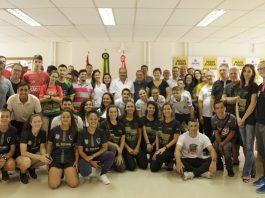 dezenas de pessoas, a maioria atletas, posando para a foto com a prefeita e vice no meio