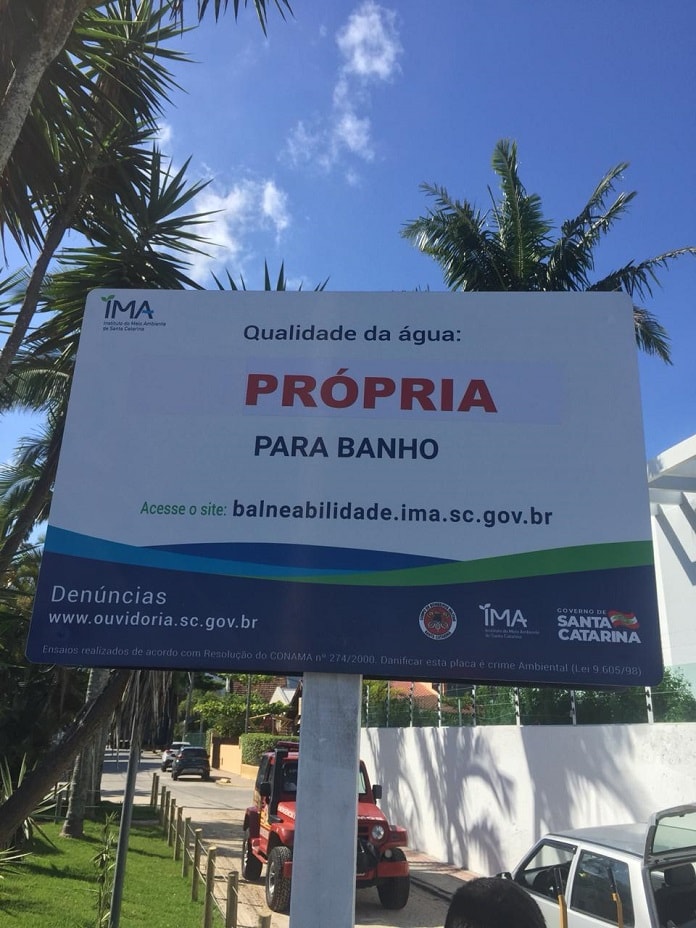 placa escrita em vermelho "própria" para banho