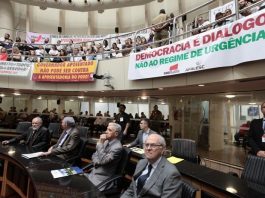 Relator da reforma da Previdência estadual pede apoio do governo para evitar demora galerias da alesc lotadas de servidores com faixa contra reforma e deputados em plenário