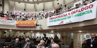 galerias da alesc lotadas de servidores com faixa contra reforma e deputados em plenário