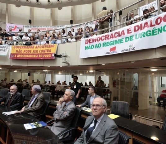 galerias da alesc lotadas de servidores com faixa contra reforma e deputados em plenário