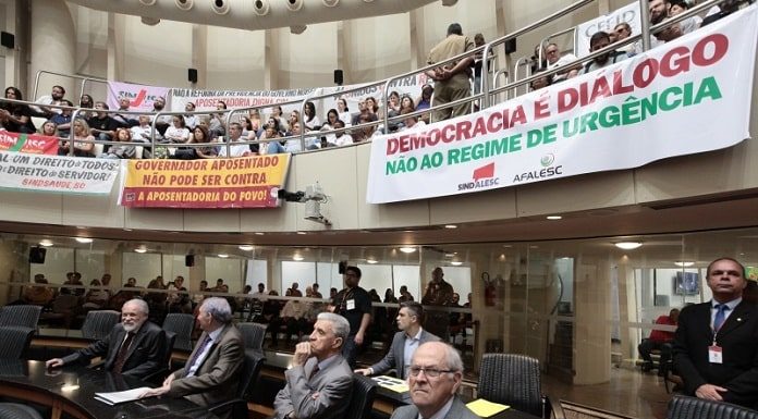 galerias da alesc lotadas de servidores com faixa contra reforma e deputados em plenário