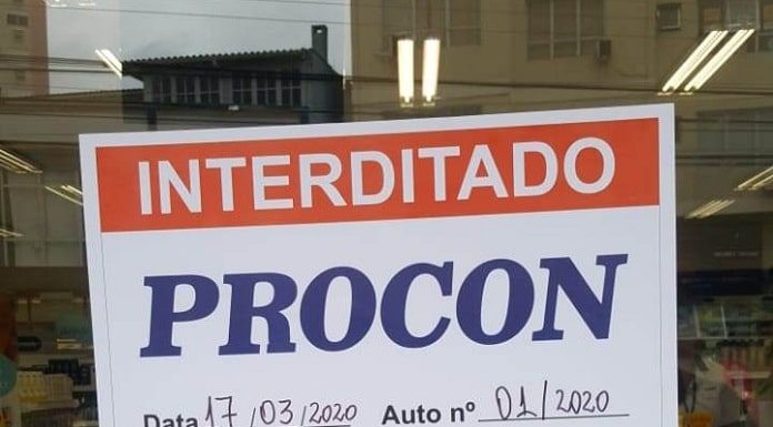 placa afixada no vidro escrita interditado procon com data