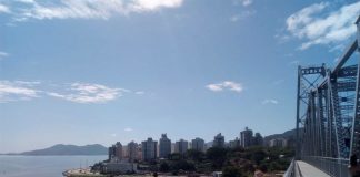 foto da baía norte de florianópolis a partir da ponte hercílio luz mostrando um dia de sol e a beira-mar