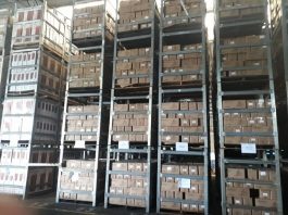 A Receita Federal: milhares de caixas organizadas e empilhadas em galpão