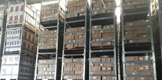 A Receita Federal: milhares de caixas organizadas e empilhadas em galpão