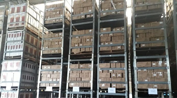 A Receita Federal: milhares de caixas organizadas e empilhadas em galpão