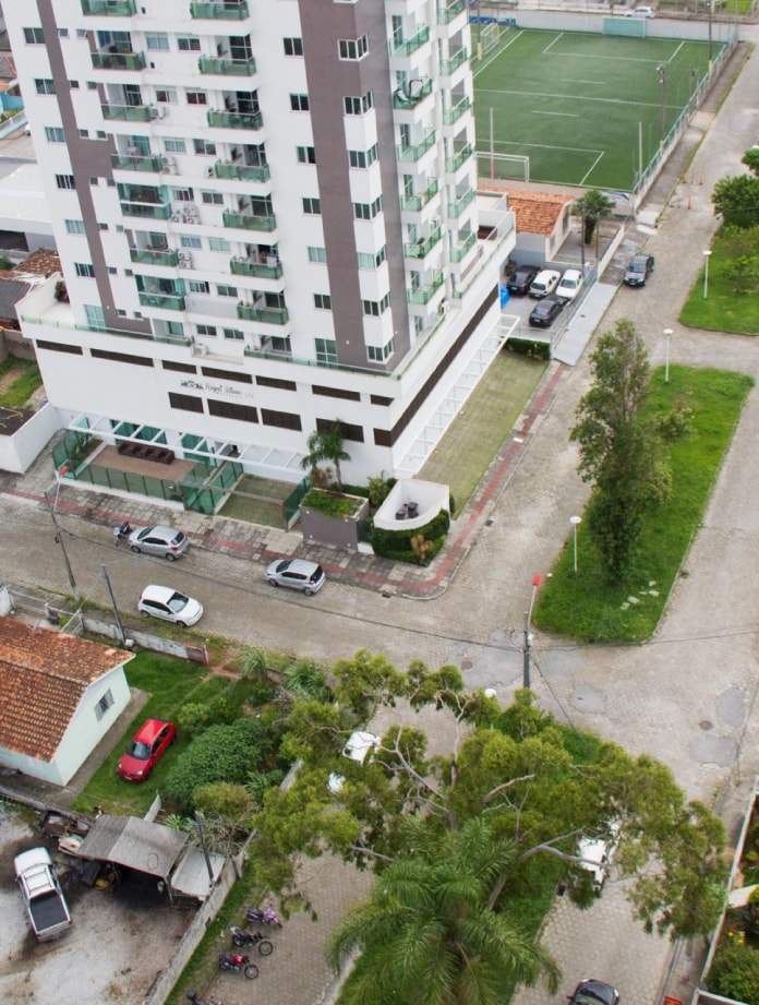 foto aérea do canteiro com prédios e casas em volta