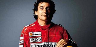 Ayrton Senna segurando o capacete