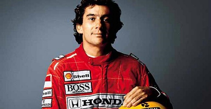 Ayrton Senna segurando o capacete