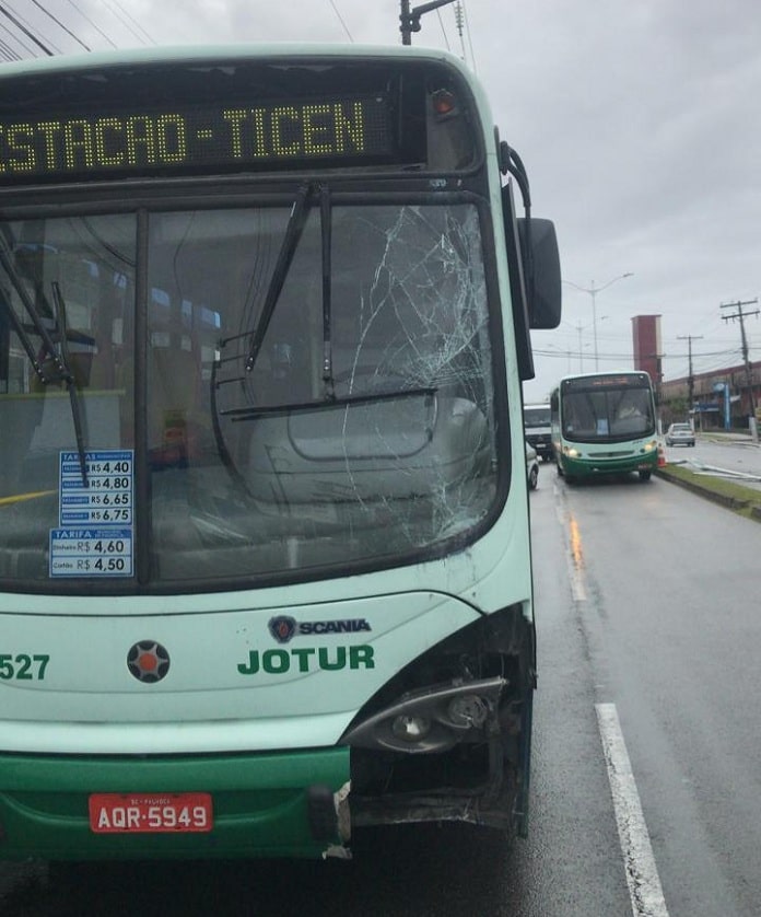 frente do ônibus da linha estação ticen com frente batida, vidro quebrado e tabela de preços