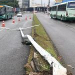poste caído no canteiro central da avenida com cones delimitando e ônibus da jotur ao fundo e outro do outro lado