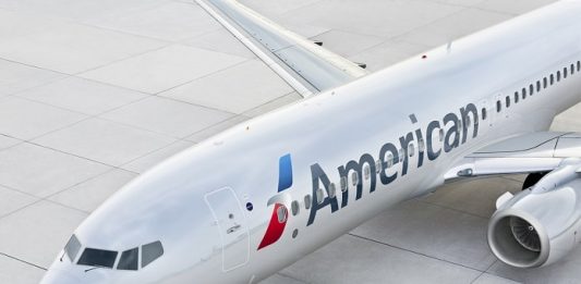 American Airlines suspende voos para o Brasil close em parte frontal de avião da american airlines