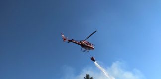 helicóptero dos bombeiros visto de baixo despejando água
