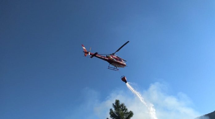 helicóptero dos bombeiros visto de baixo despejando água