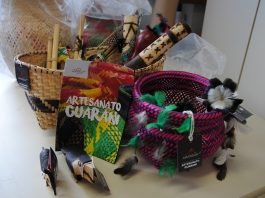 artesanatos dos guarani sobre mesa com folder homônimo na frente