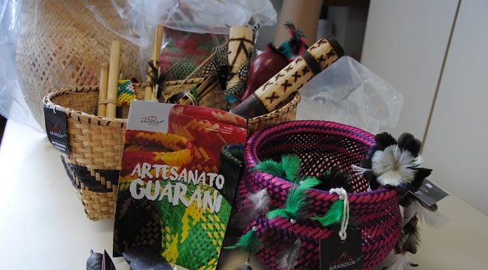 artesanatos dos guarani sobre mesa com folder homônimo na frente