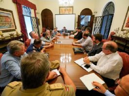 Aulas em SC serão suspensas por 30 dias nas redes pública e particular secretários reunidos em mesa com moisés na ponta