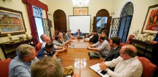 secretários reunidos em mesa com moisés na ponta
