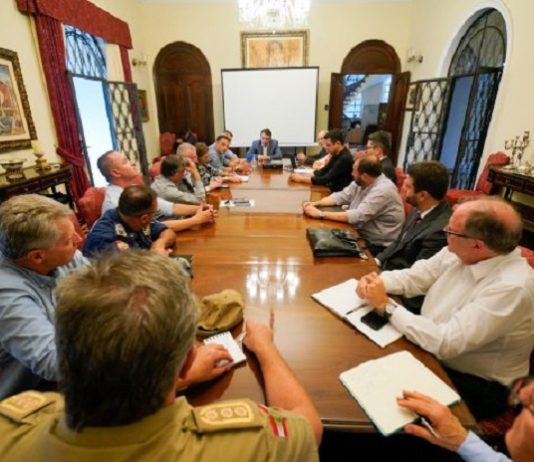 secretários reunidos em mesa com moisés na ponta