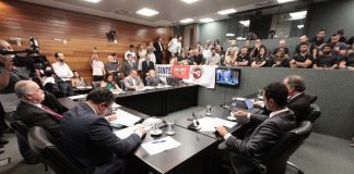 deputados reunidos em bancada na comissão da alesc em pequeno auditório