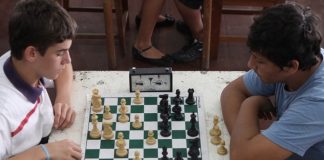 dois garotos jogando xadrez