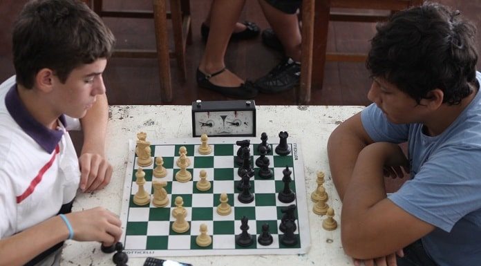 dois garotos jogando xadrez