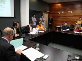Projeto de lei prevê prazo de 30 dias para início do tratamento de câncer na rede pública estadual deputados reunidos em volta de uma bancada preta quadrada em pequeno auditório da alesc