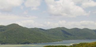 foto da área norte da lagoa da conceição com morros de florestas preservadas ao redor