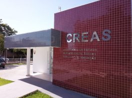 Recursos federais para Assistência Social em SC reduziram 35% foto da entrada do prédio com inscrição creas em grandes letras na parede