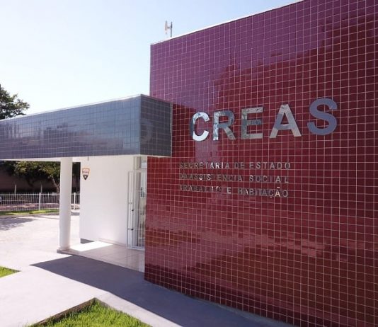 Recursos federais para Assistência Social em SC reduziram 35% foto da entrada do prédio com inscrição creas em grandes letras na parede