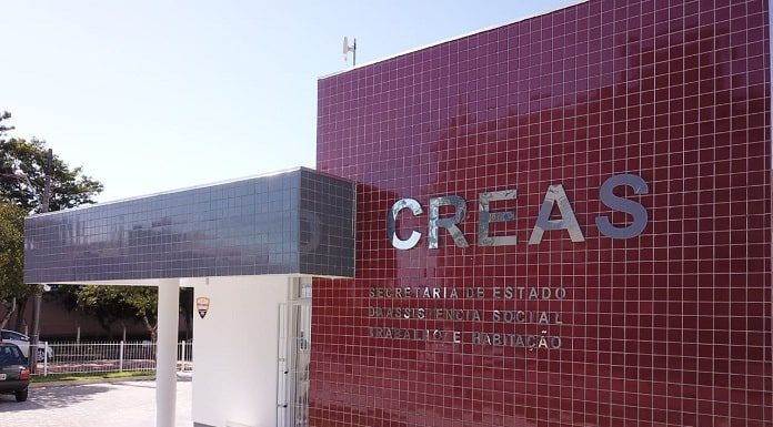 foto da entrada do prédio com inscrição creas em grandes letras na parede