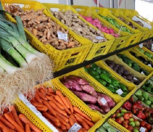caixas com diversos legumes em feira
