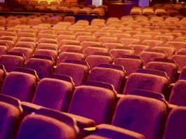 Coronavírus: Prefeitura de Florianópolis proíbe eventos de grande público auditório com poltronas vazias