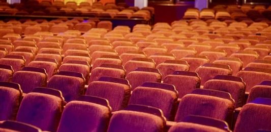 auditório com poltronas vazias