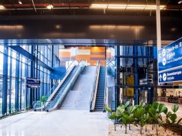 escadas rolantes e corredor vazios do aeroporto de florianópolis