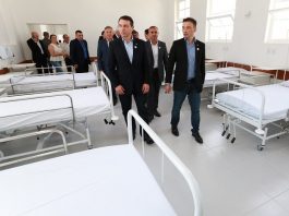 moisés anda no meio de sala com macas seguido por outras pessoas