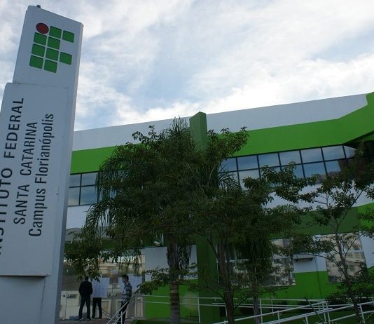 fachada do campus do ifsc no centro de florianópolis, com placa
