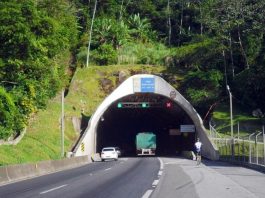 Túnel do Morro do Boi será fechado na noite de terça-feira entrada do túnel, com veículos entrando e ciclista ao lado