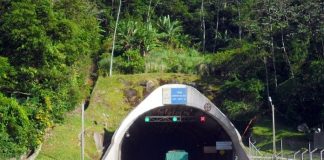 entrada do túnel, com veículos entrando e ciclista ao lado