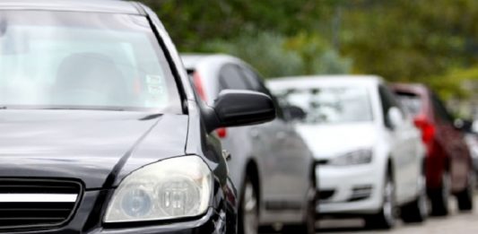 Cartel de vistoria veicular em SC é investigado pela polícia carros estacionados