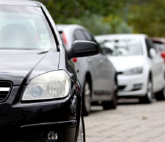 Cartel de vistoria veicular em SC é investigado pela polícia carros estacionados