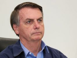 Bolsonaro recua e cancela medida que suspendia salários por quatro meses close em jair bolsonaro olhando para o lado sério
