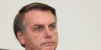 close em jair bolsonaro olhando para o lado sério