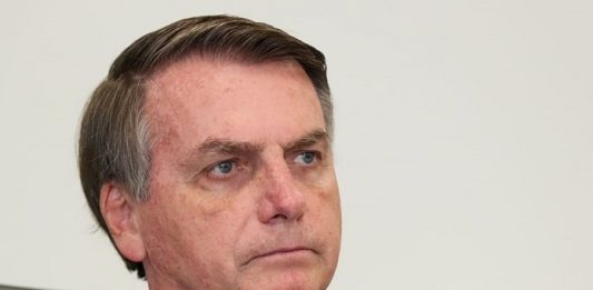 close em jair bolsonaro olhando para o lado sério