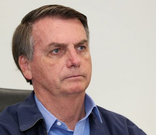 close em jair bolsonaro olhando para o lado sério