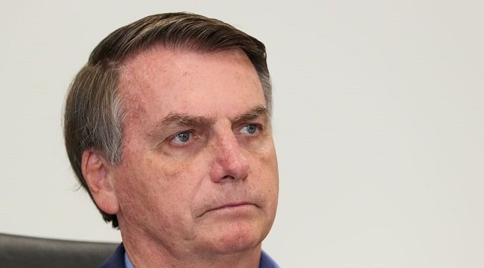 close em jair bolsonaro olhando para o lado sério